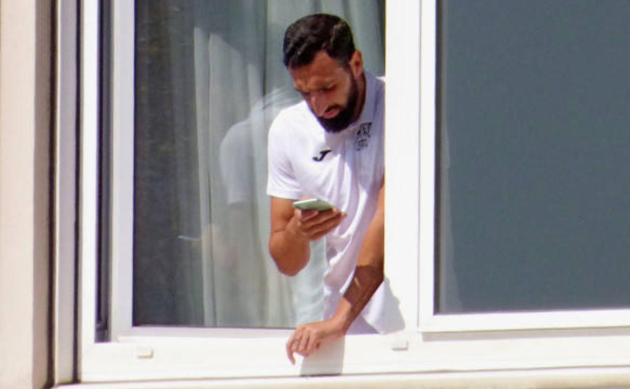 José Rodríguez, jugador del Fuenlabrada, en la ventana de su habitación. 