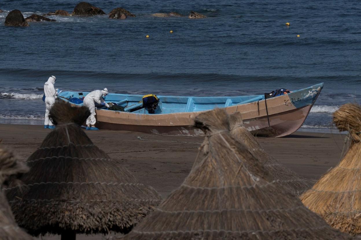 Imagen de la inspección de la embarcación que llegó el viernes a Tenerife con inmigrantes irregulares. 