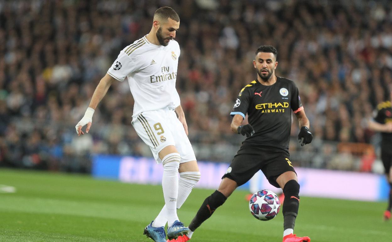 Benzema pasa ante Mahrez en el Real Madrid-Manchester City del Bernabéu. 