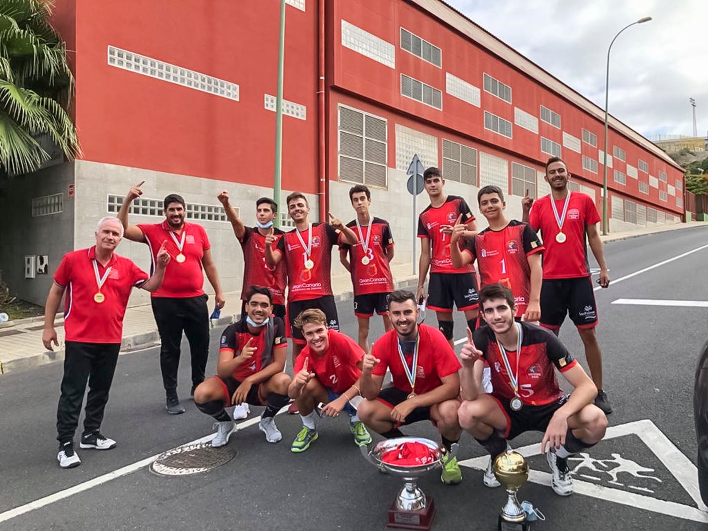 El equipo grancanario posa con sus medallas y trofeos tras brillar en la fase final de Canarias. 