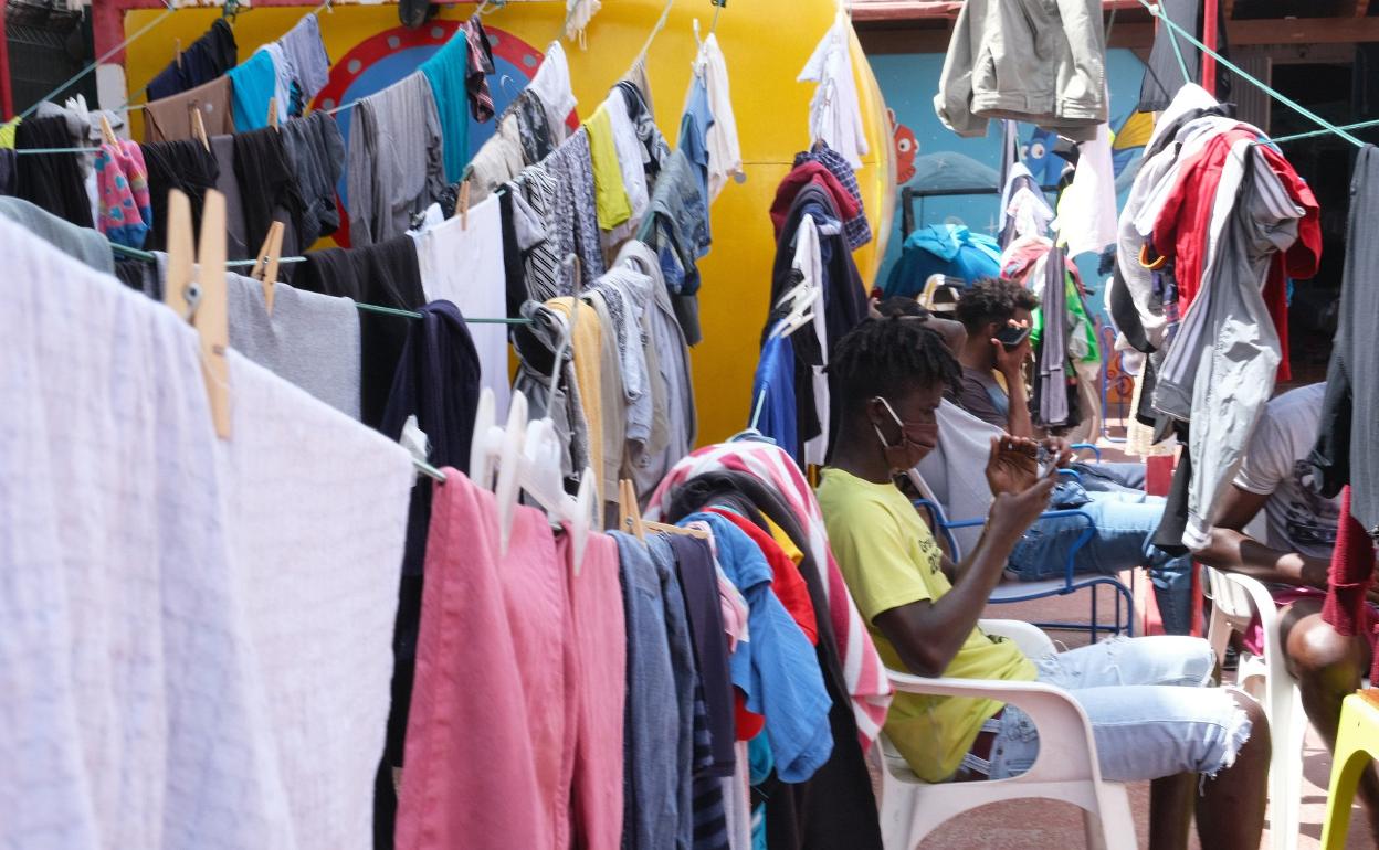Los centros de acogida de inmigrantes en las islas están desbordados. 