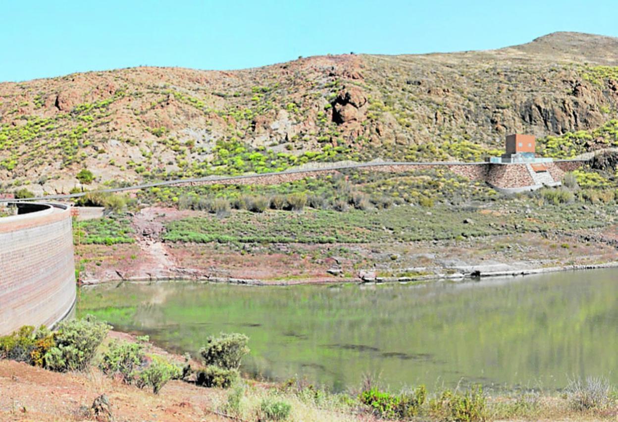 Vista de la sala de control de Chira (derecha) y el muro de la presa. 
