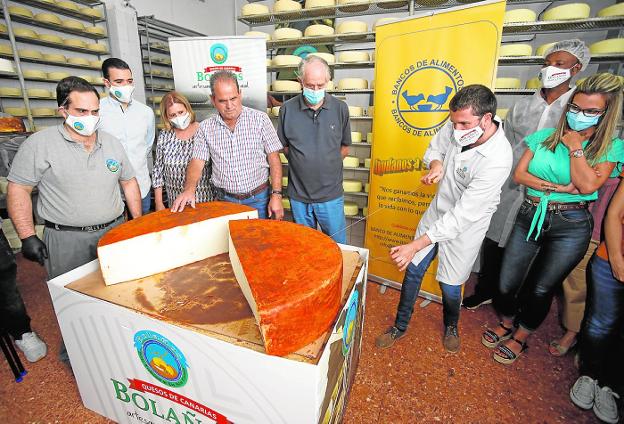 Aarón Hernández en plena faena de corte. A su derecha, Llorca y su padre, Manolo Hernández. 