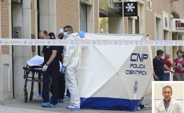 Levantamiento del cadáver del hombre muerto a puñaladas en el portal de su domicilio en Murcia.