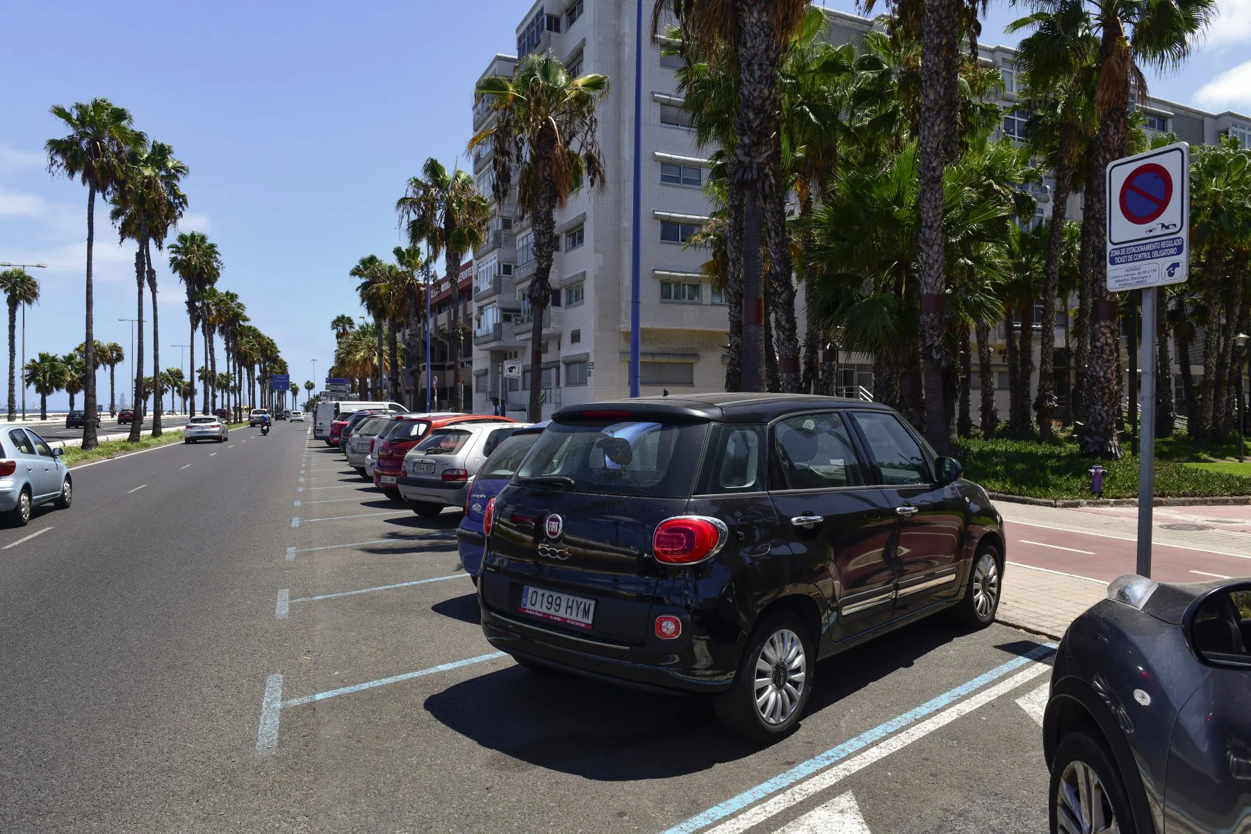 Imagen de este miércoles de la zona de aparcamiento regulado de la Avenida Marítima. 