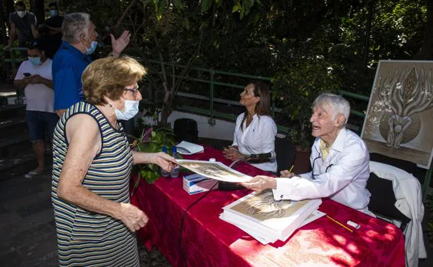 Las firmas. Junto a la alcaldesa, Pepe Dámaso estuvo más de una hora atendiendo a su gente. 