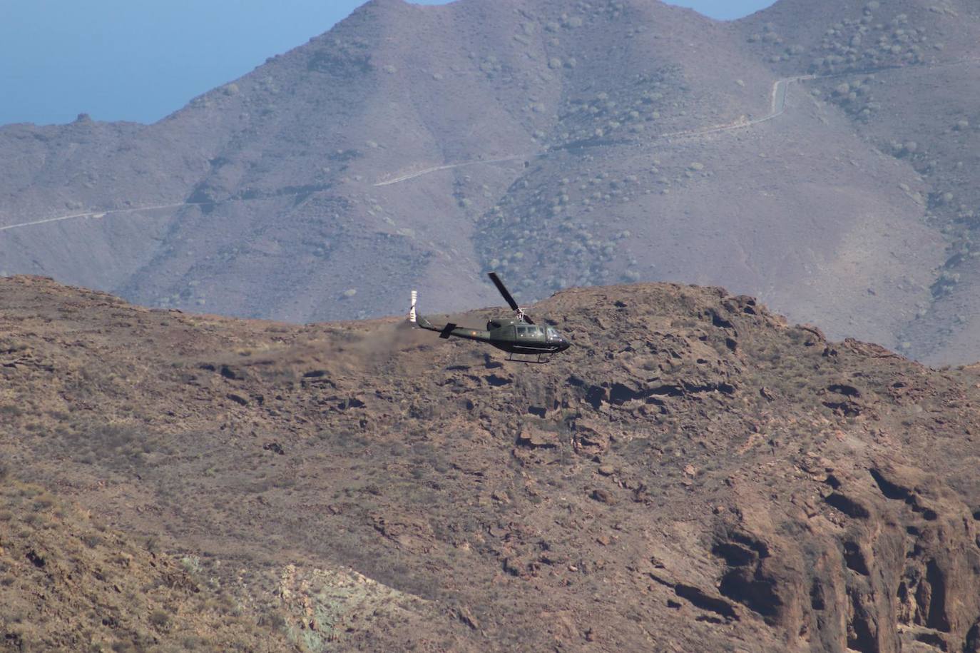Helicóptero del Ejército sobrevolando ayer la Reserva Natural Integral de Inagua. 
