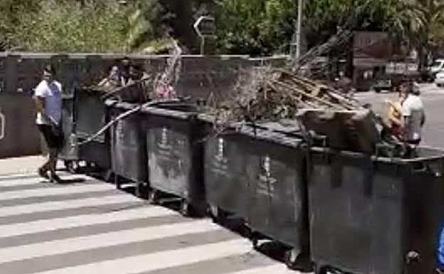 Imagen de los obstáculos que pusieron los vecinos de Tunte ante la llegada de los inmigrantes. 