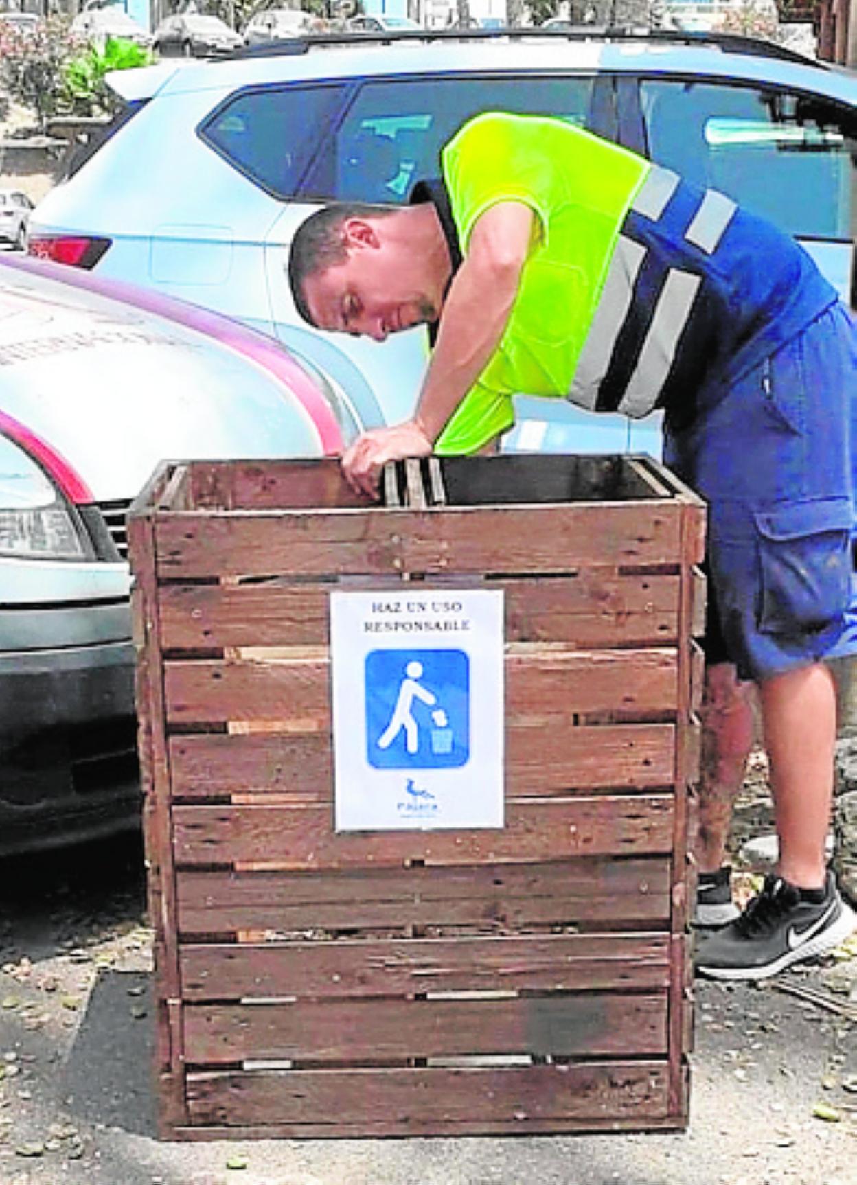 Una de las papeleras. 