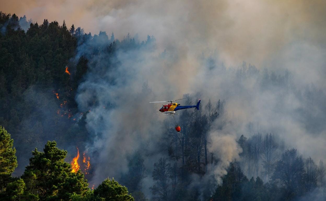 Imagen del helicóptero combatiendo las llamas del incendio de Valleseco. 