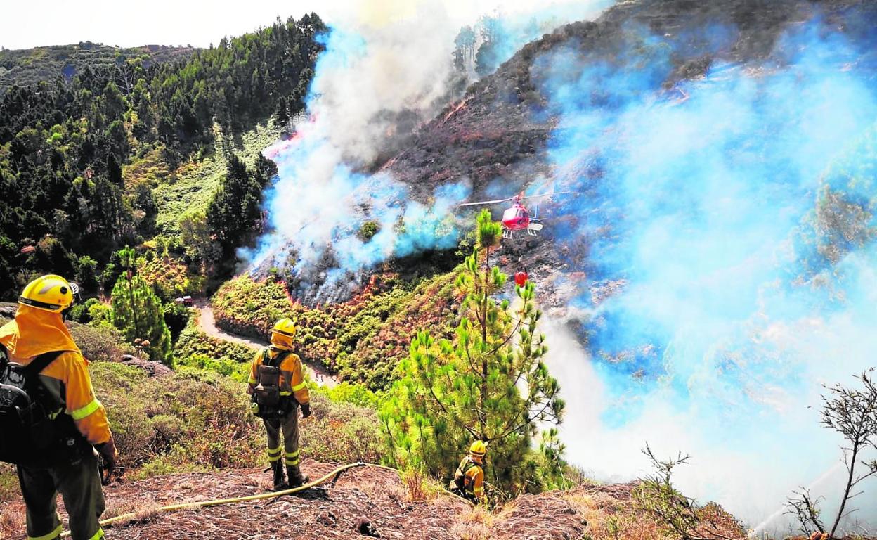 Trabajos de extinción con medios terrestres y aéreos del gran incendio forestal declarado en agosto de 2019 en las cumbres. 