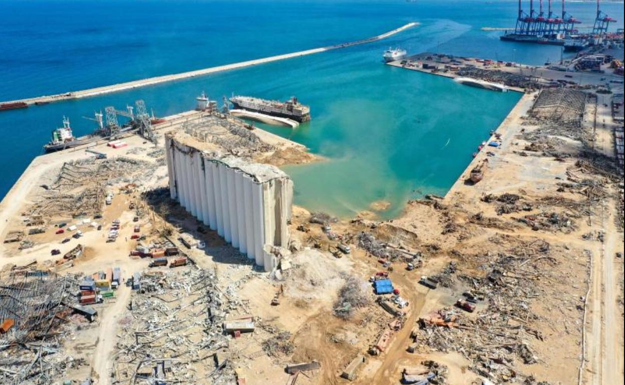 La comunidad internacional vigilará de cerca la financiación aprobada para reconstruir Beirut, arrasada por la explosión que dejó un cráter de 43 metros de profundidad.
