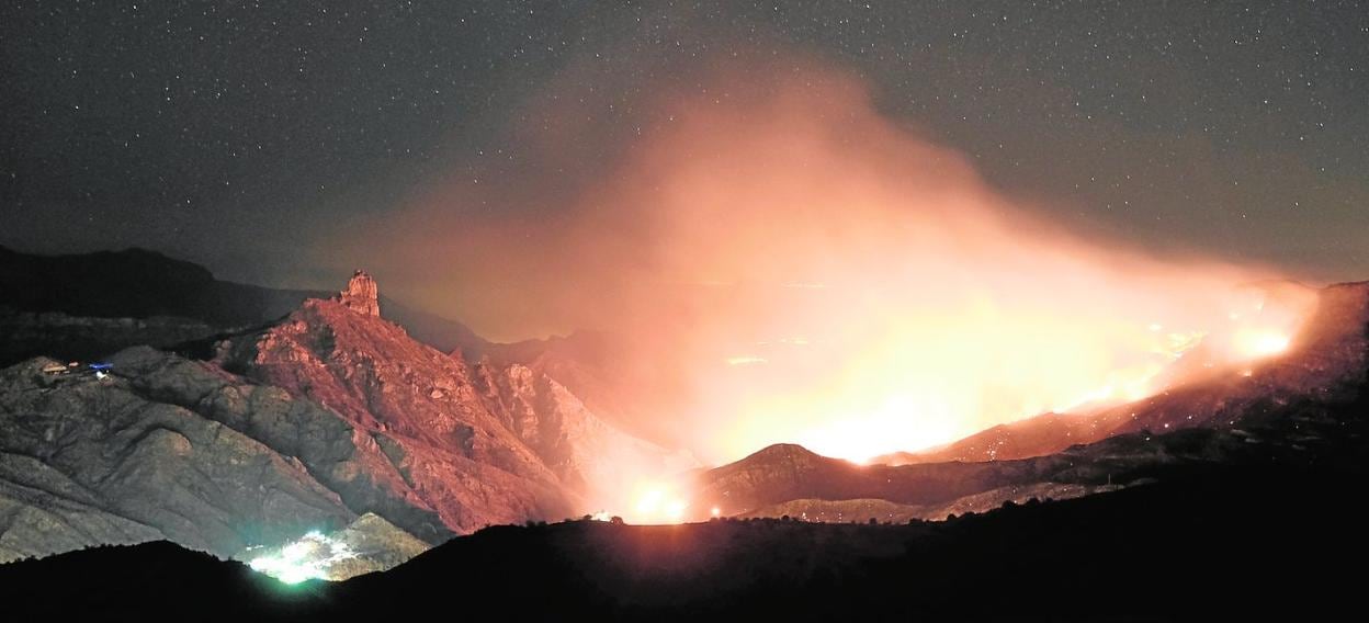 La imagen muestra la devastación originada por el fuego en la zona más valiosa de la isla, con el Bentayga de testigo. 