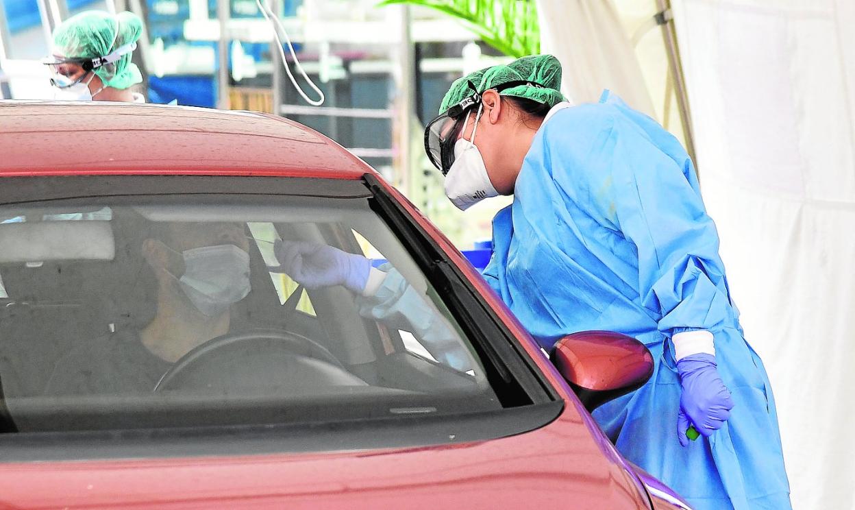 Imagen de archivo de personal sanitario realizando un exudado en el puesto de toma de muestras de Santa Catalina, en la capital grancanaria. 