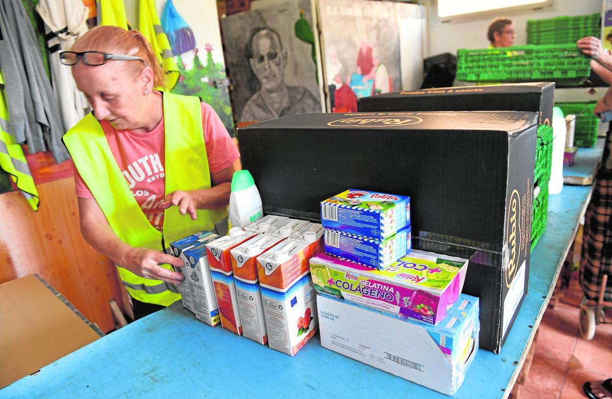 Imagen de archivo de un reparto de alimentos en la sede de la asociación Guaxayra. 