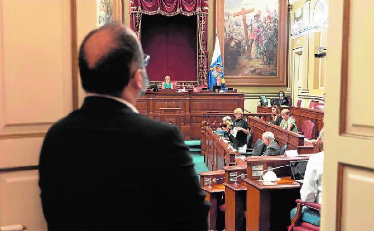 De espaldas, el consejero José Antonio Valbuena en una sesion parlamentaria. 