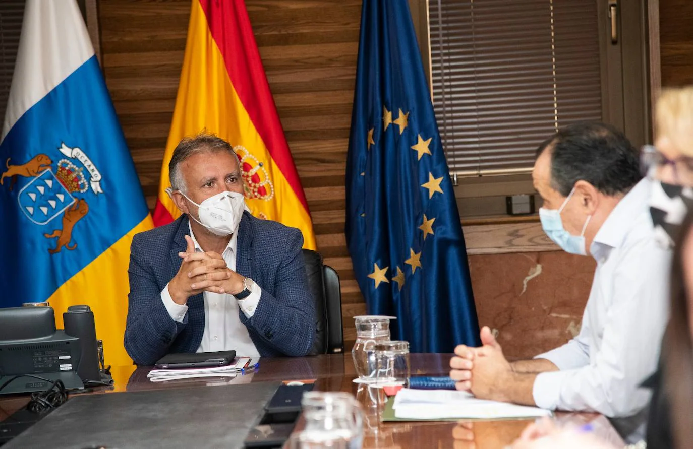 Canarias prohíbe fumar y obliga al uso de la mascarillas en espacios abiertos 