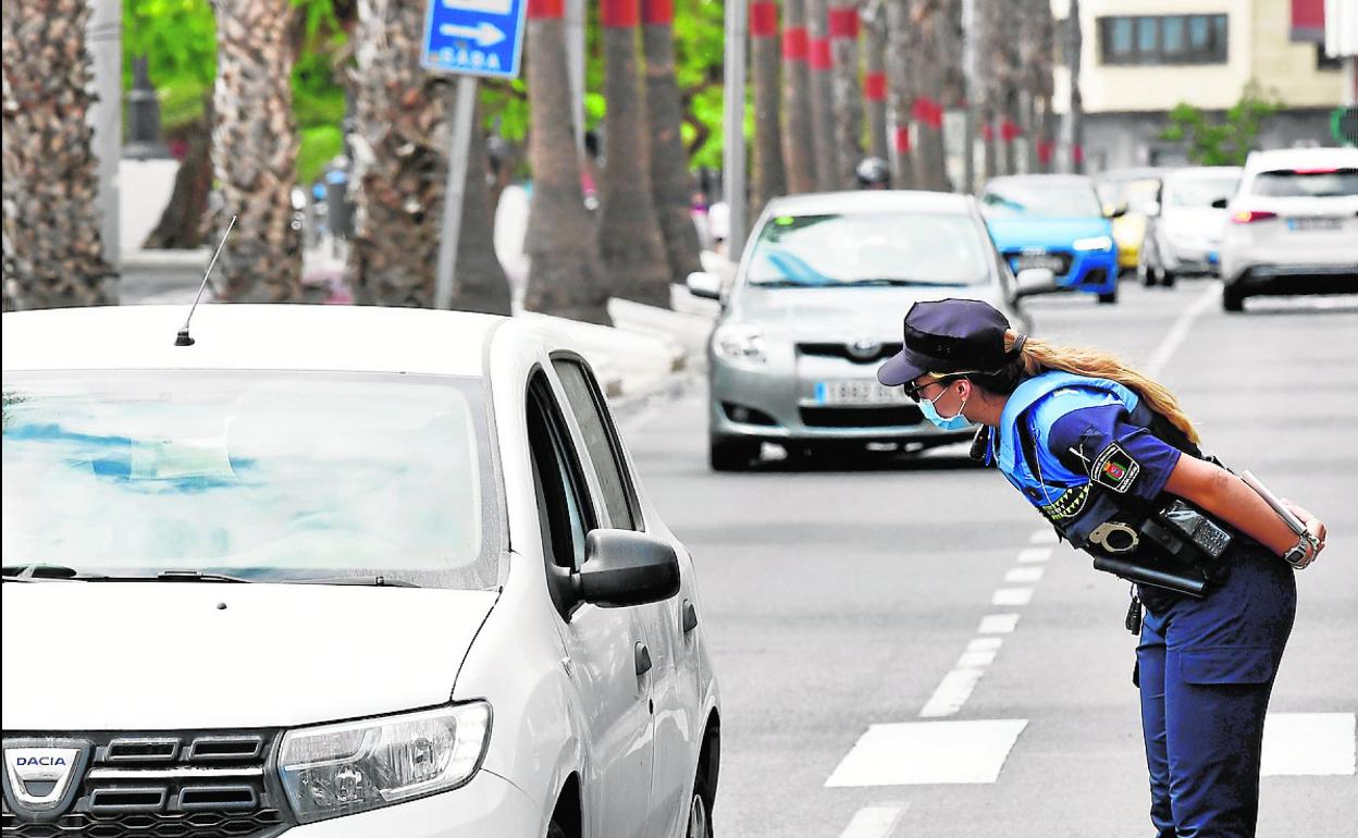 Control de la Policía Local en la capital grancanaria para verificar que se lleva la mascarilla. 