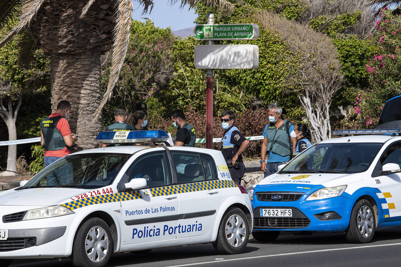 La Guardia Civil recoge pruebas en el lugar del suceso. 