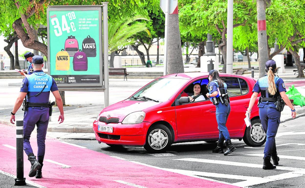 Imagen de archivo de un control de la Policía Local en Santa Catalina. 