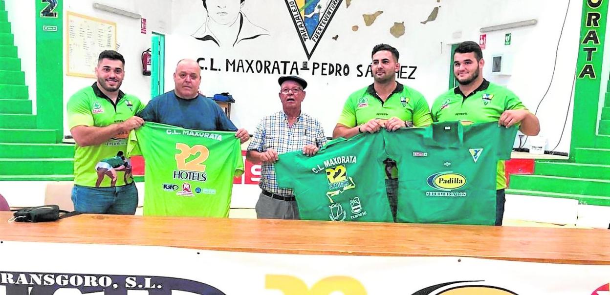 Juan Miguel Torres, presidente del Maxorata, con su tridente, Eusebio Ledesma, Mahy Espino y Saúl JIménez y el representante de los patrocinadores.