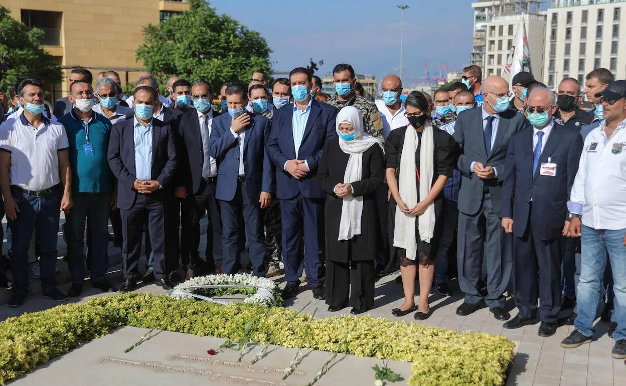 Parlamentarios libaneses acompañan durante un homenaje en el cementerio a la hermana del ex primer ministro libanés Saad Harriri -que lleva velo blanco-, asesinado en atentado.