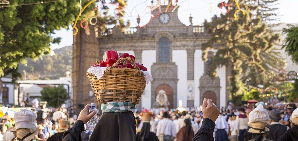 Devotos ante la Virgen del Pino el pasado año 