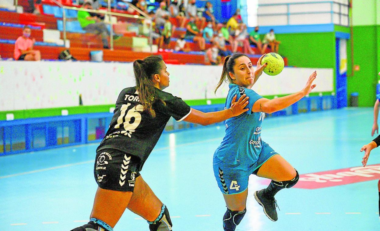 Mela Falcón trata de lanzar a portería ante una rival. 