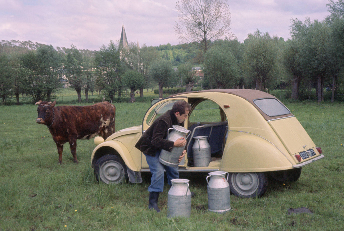 Un granjero utiliza su 2CV para transportar leche, 1963