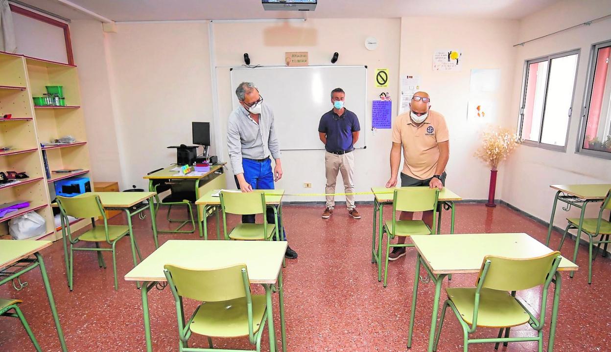 Trabajos de medición de la distancia entre mesas de en un aula de un instituto de la capital grancanaria. 
