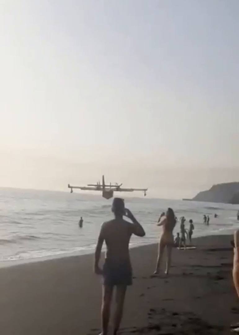 Así carga un hidroavión en la costa de La Palma