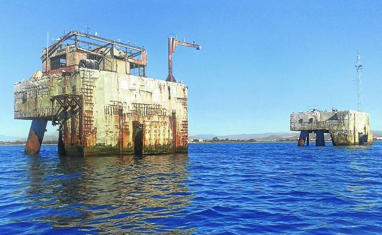 Las dos plataformas de atraque estaban comunicadas en tiempos por una pasarela, que el abandono y los temporales acabaron por desmembrar y hundir en aguas del Mediterráneo.