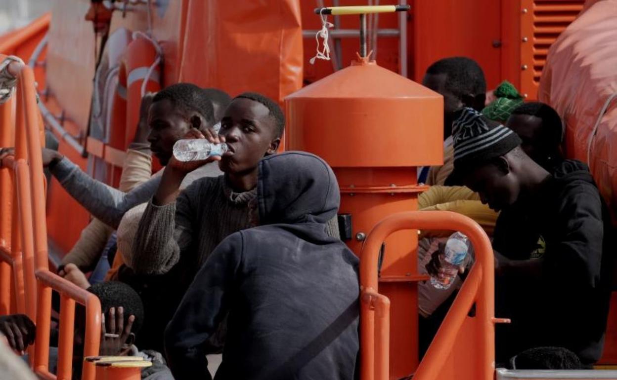 Imagen de archivo de inmigrantes rescatados frente a las costas canarias. 