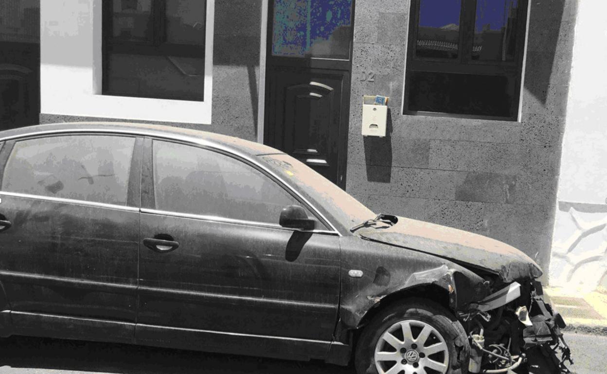 Un vehículo abandonado en una calle de Corralejo. 