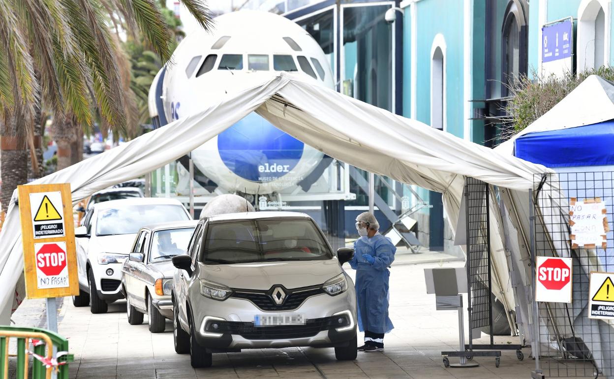 Imagen tomada el 13 de agosto en el puesto de toma de muestras para diagnosticar el virus de Santa Catalina, en la capital grancanaria. 