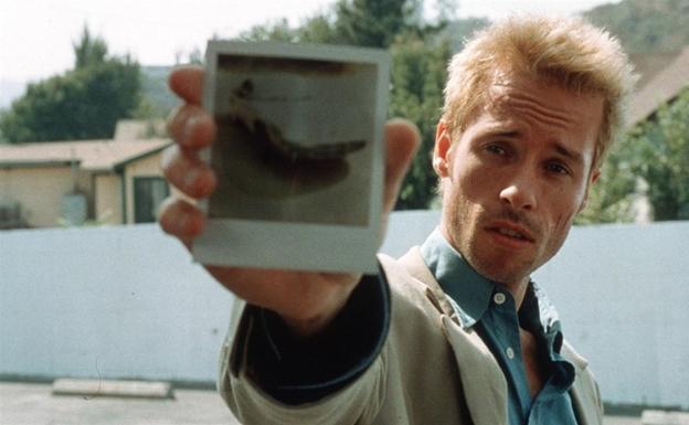 'Memento' (2000). Nolan contamina al espectador en su segunda película con la amnesia de su protagonista, narrando una investigación marcha atrás.