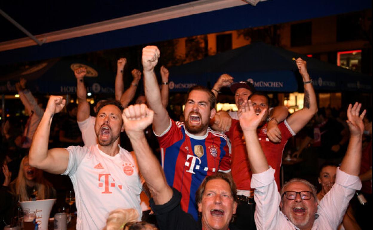 Aficionados del Bayern de Munich celebran la consecución de la Champions Leguage 