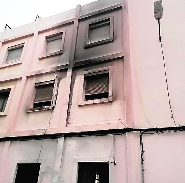 Imagen de la fachada calcinada.