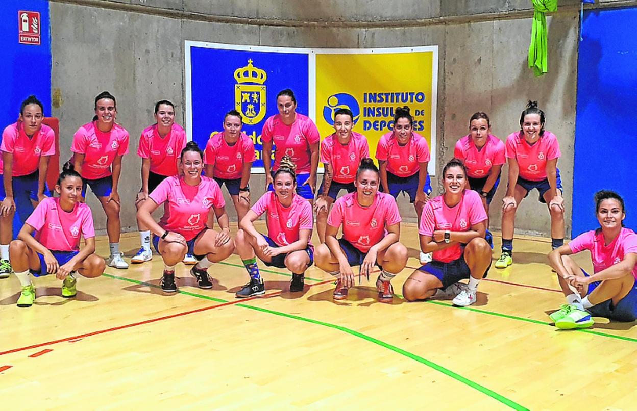 Las jugadoras del Preconte Telde, antes de iniciar la sesión de trabajo. 