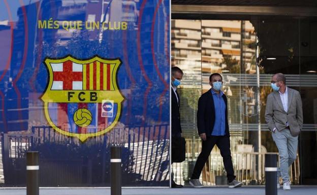 Jordi Farré (d) abandona las oficinas del Camp Nou tras presentar la moción de censura.