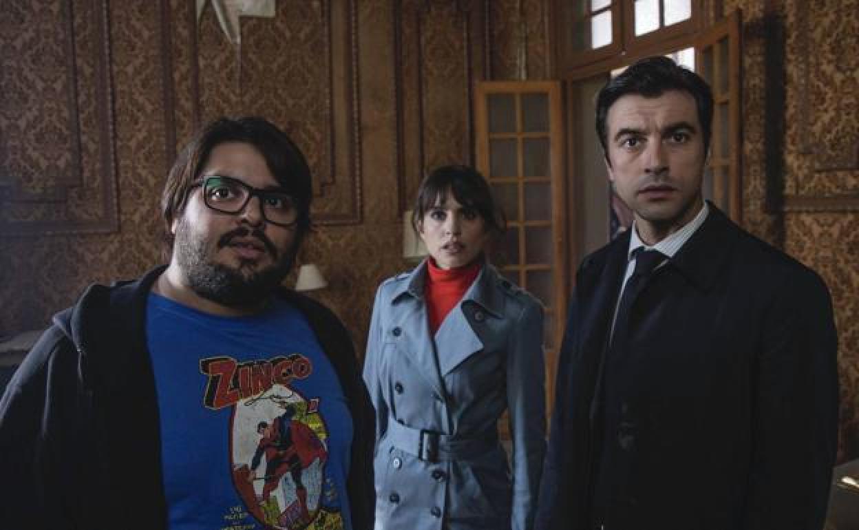 Brays Efe, Verónica Echegui y Javier Rey en 'Orígenes secretos'.
