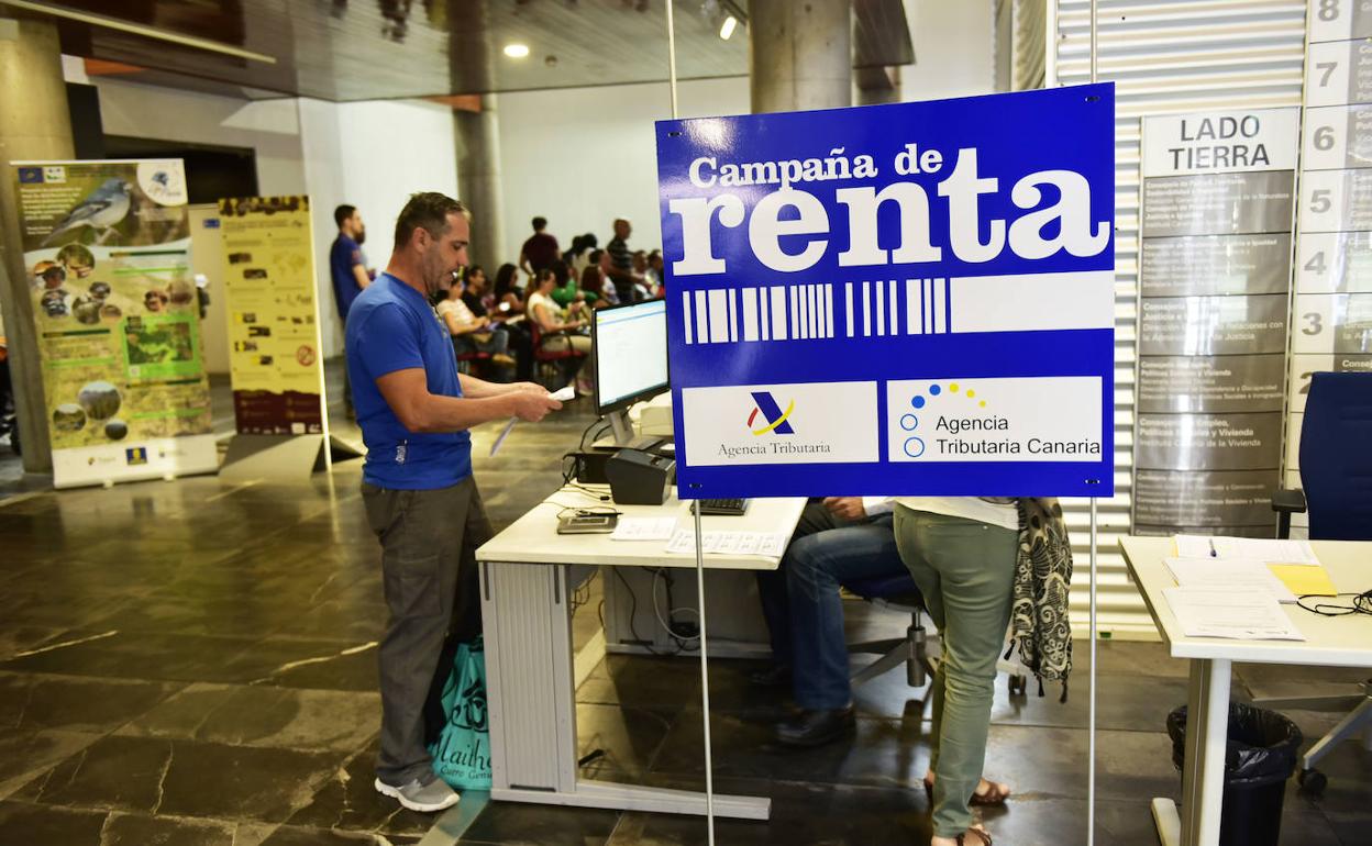 El SEPE no aplica retenciones sobre las prestaciones de los ERTE pero, sin embargo, tributan, lo que obliga a presentar la Renta. 