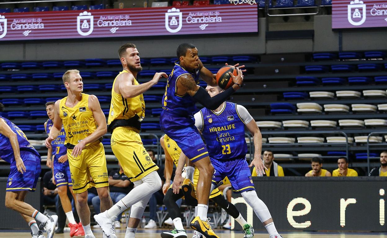 Wiley captura un rebote ante la presencia del isleño Fran Guerra. 