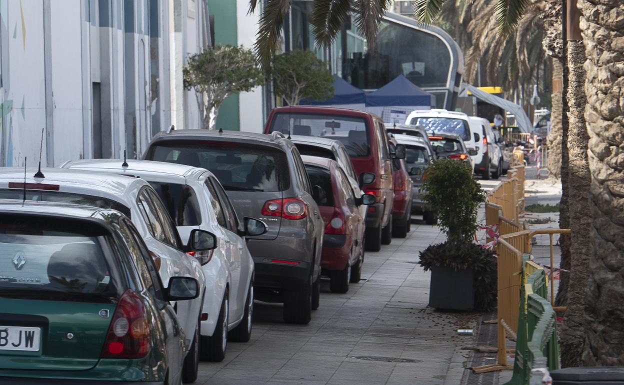Imagen de los coches haciendo cola ayer en el puesto de toma de muestras para PCR del edificio Elder, en la capital grancanaria. 