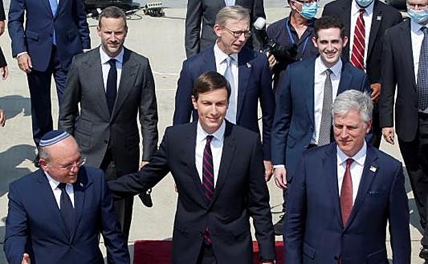 De izquierda a derecha, el asesor de seguridad nacional israelí, Meir Ben-Shabbat, el yerno de Donald Trump y asesor para temas de Oriente Medio, Jared Kushner, y el representante especial para Irán, Brian Hook.