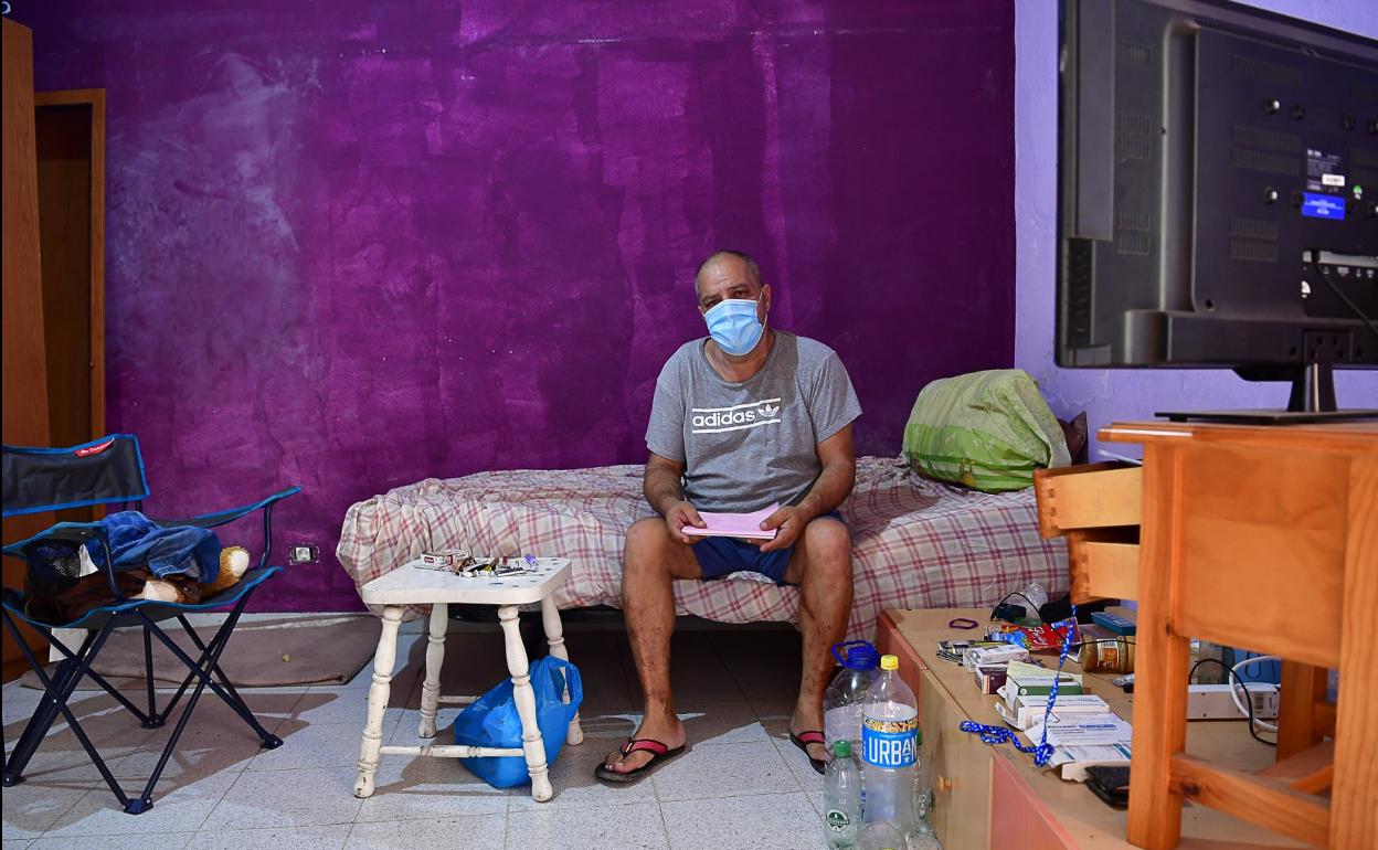 José Luis Martín en la casa que debe dejar mañana. 
