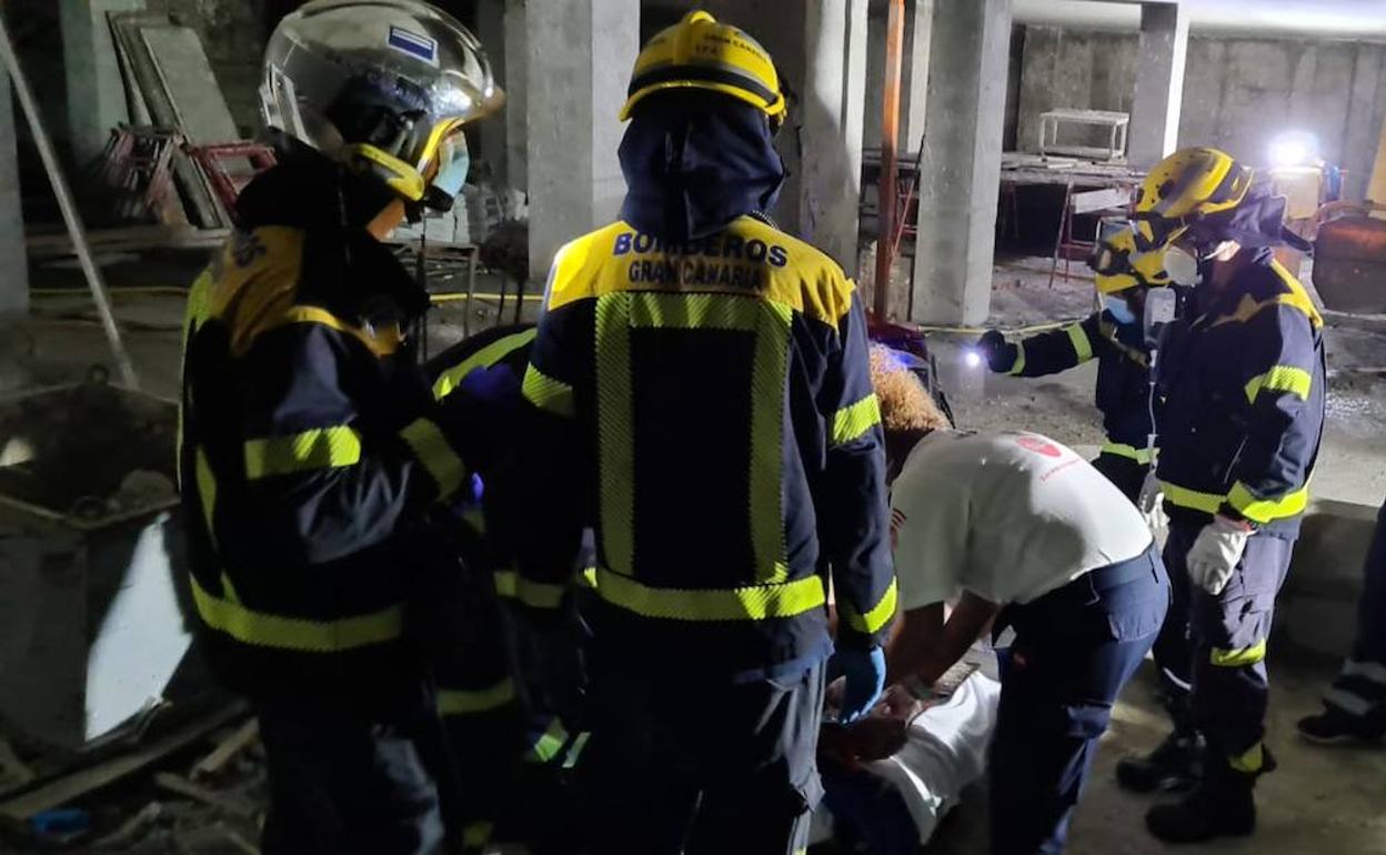 Un obrero cae de un edificio en construcción