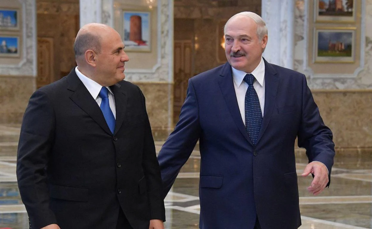 El primer ministro ruso, Mikhail Mishustin, y el presidente de Bielorrusia, Alexander Lukashenko, este jueves en Minsk. 