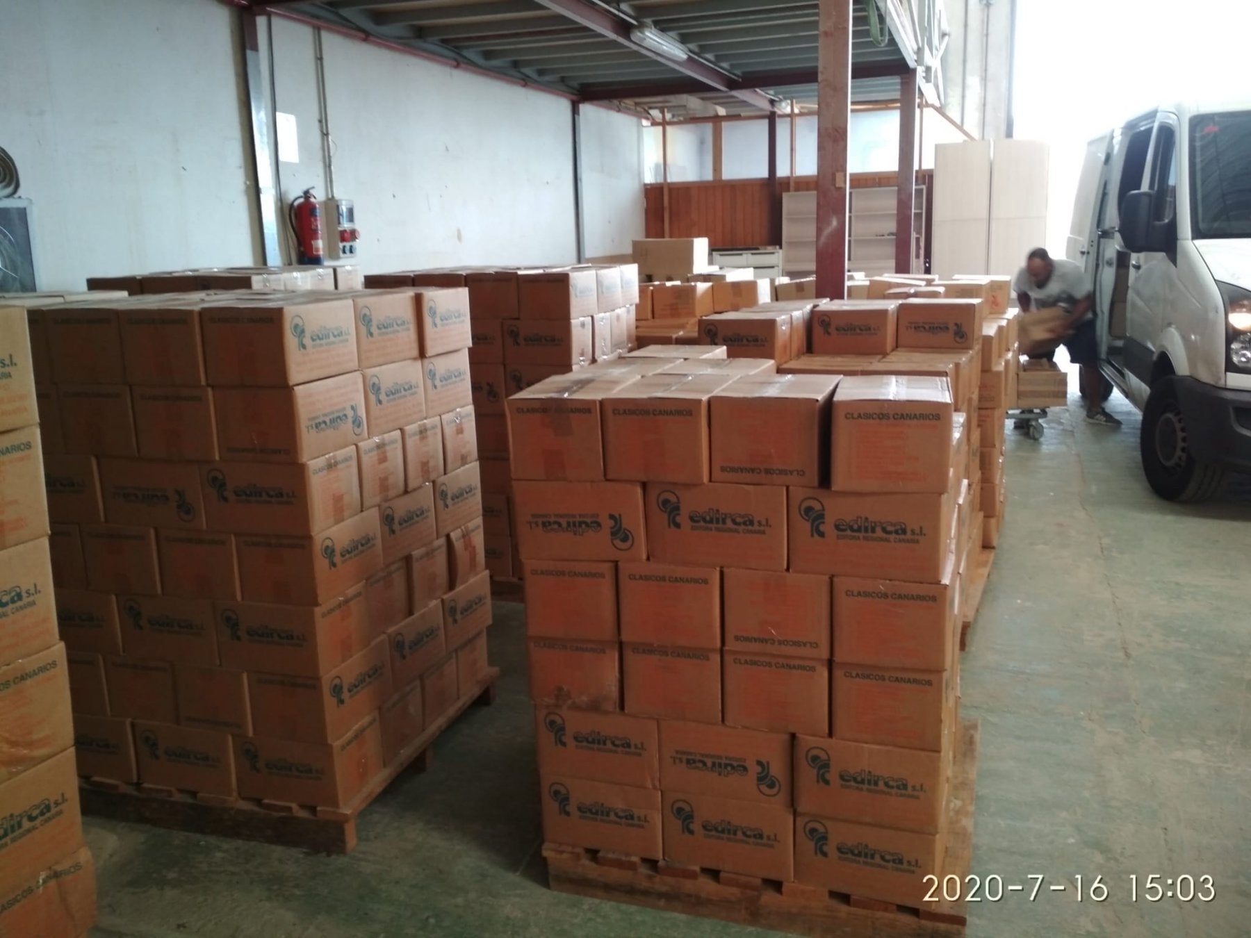 Traslado de los libros al almacen gestionado por la Fundación Tamaimos. 