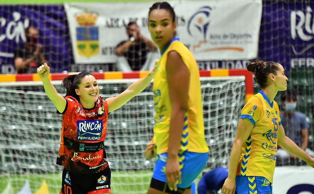 Sayna Mbengue, del Rocasa, con la mirada perdida mientras una rival celebra el triunfo malagueño. 